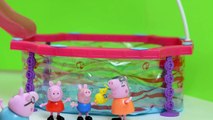 Peppa Pig Portugues George e familia nadando com Peixe Gigante