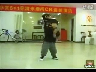 الفرق بين رقص الطفل الاجنبي ورقص الطفل المصري | مش هتبطل ضحك