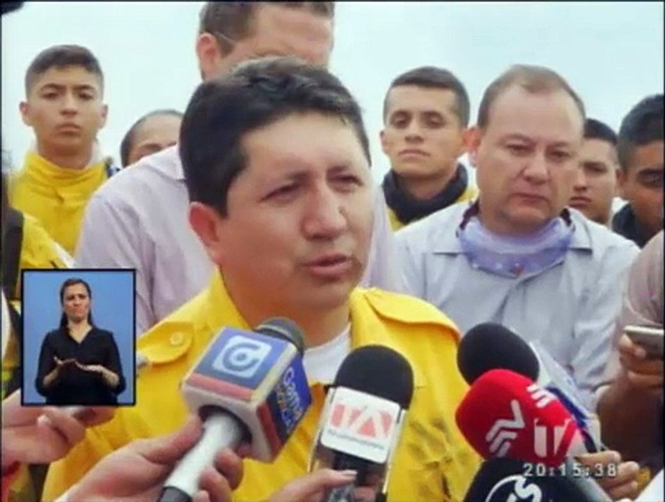 Dos bomberos mueren al combatir incendio en Puembo