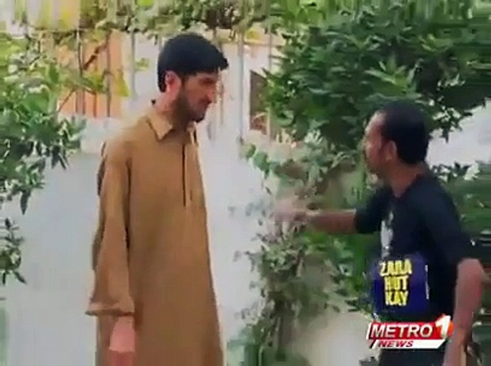 Zara Hut Kay 2014 Pakistani Funny Clip Watch What Happens When A Pakistani Finds 500Rs Note Fun Dekho -