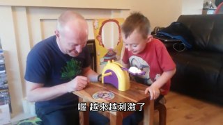 爺爺與孫子玩「砸派遊戲」的玩具 結果場面變得超失控 (中文字幕)