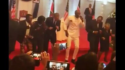 下载视频: WATCH: Barack Obama Dances At State Dinner In Kenya | Obama Dancing To 'Kenya's Gangnam Style'