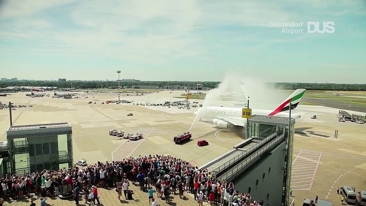 Emirates A380 Erstlandung am Düsseldorfer Airport