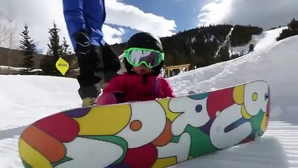 17 месячная малышка на сноуборде! Очень клёвая)