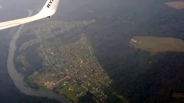 Ryanair 737-800 landing in VNO (Vilnius International Airport)