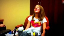 Vídeo registra reação de uma garotinha ao ouvir pela primeira vez após ser operada