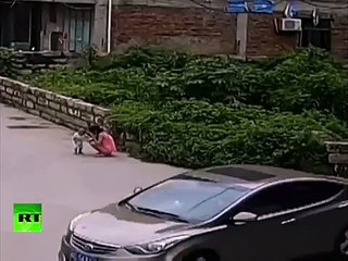 En cámara: Bebé sobrevive tras quedar atrapado bajo una furgoneta