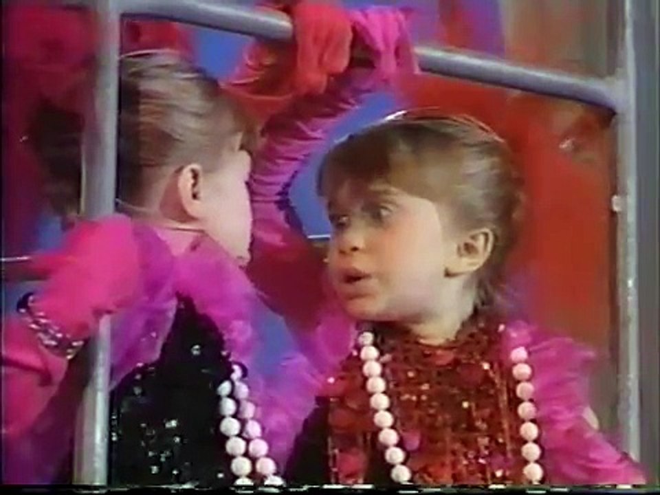 LITTLE MARY KATE AND ASHLEY OLSEN TWINS SINGING TOTALLY OPPOSITE IDENTICAL TWINS CUTE SONG & DANCE