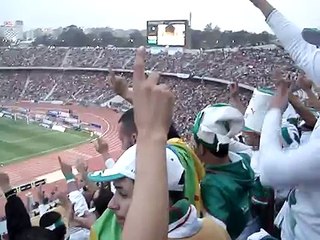 الجمهور الجزائري عند سماع أذان المغرب في ستاد القاهرة