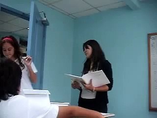 la clase de una maestra en una escuela