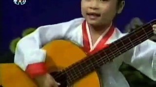 Cô bé Triều Tiên chơi guitar siêu đẳng