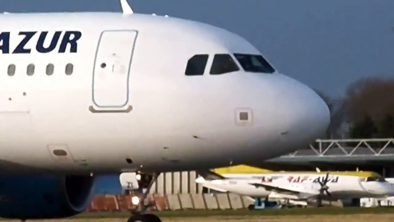 Décollage Airbus A319 Aigle Azur à L'aéroport de Lille Lesquin