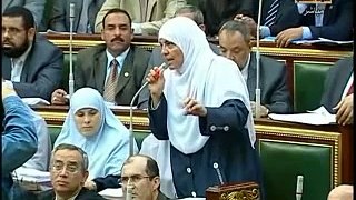 شاهدوا كيف يتحدثن الأخوات في البرلمان