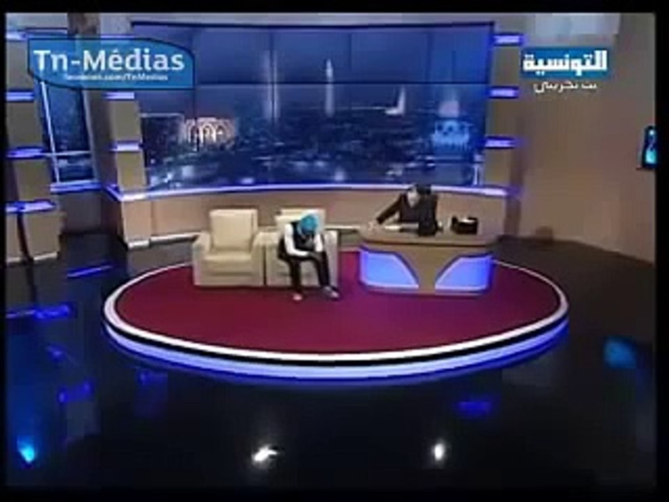 شاب تونسي .. طلبوا منه اغنية انظروا بماذا تغني ؟