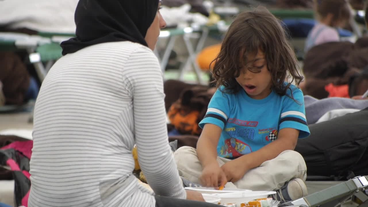 Flüchtlinge statt Festival: Hunderte Kinder freuen sich über Unterkunft