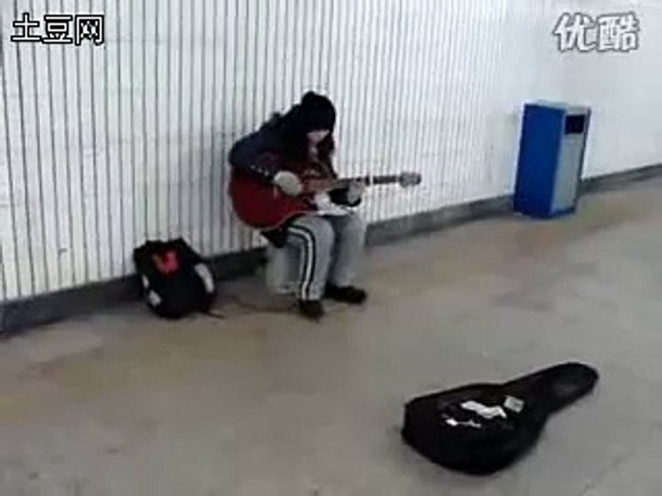 西单地下通道少女《天使的翅膀》