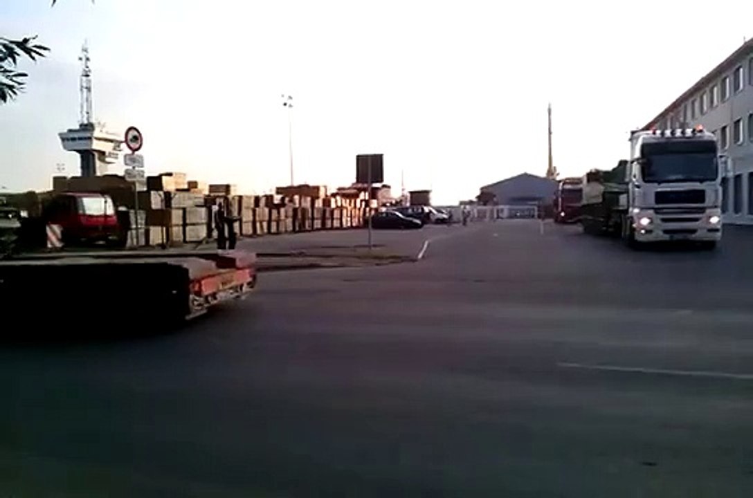 No Vecmīlgrāvja uz Ādažiem pārvietojas Norvēģijas bruņutehnika