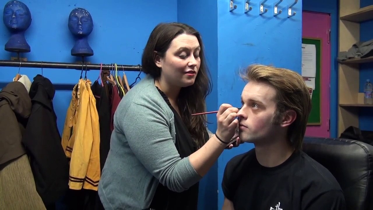 Torturer character make-up how-to with the Edinburgh Dungeon