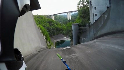 Il descend un barrage à la verticale en VTT