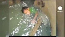انقاذ طفل سقط في نظام الصرف الصحي في كولومبيا