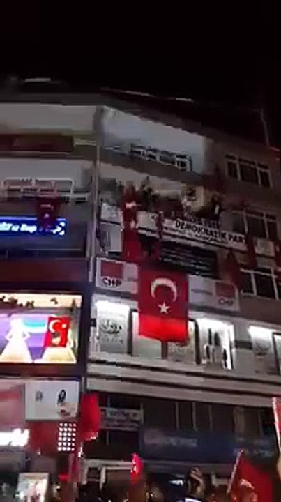 Turkey before the Civil War .. About a hundred places was attacked pro-Kurdish party HDP.