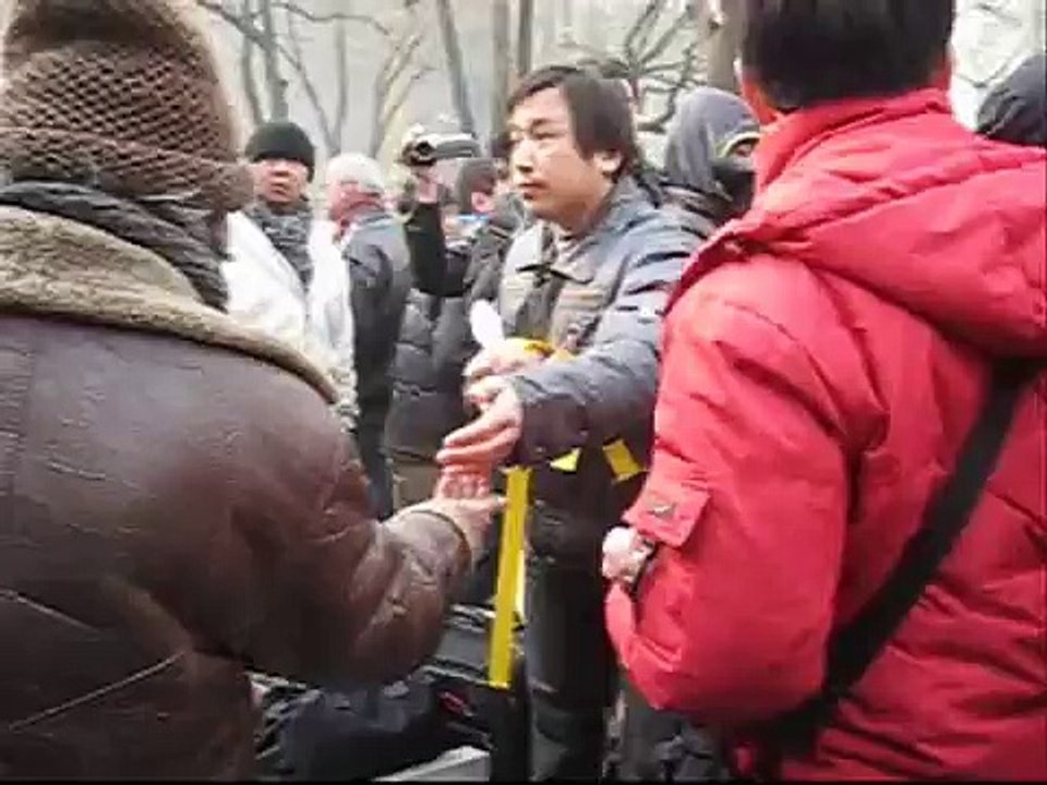 北京庭审刘晓波现场，有人散发黄丝带