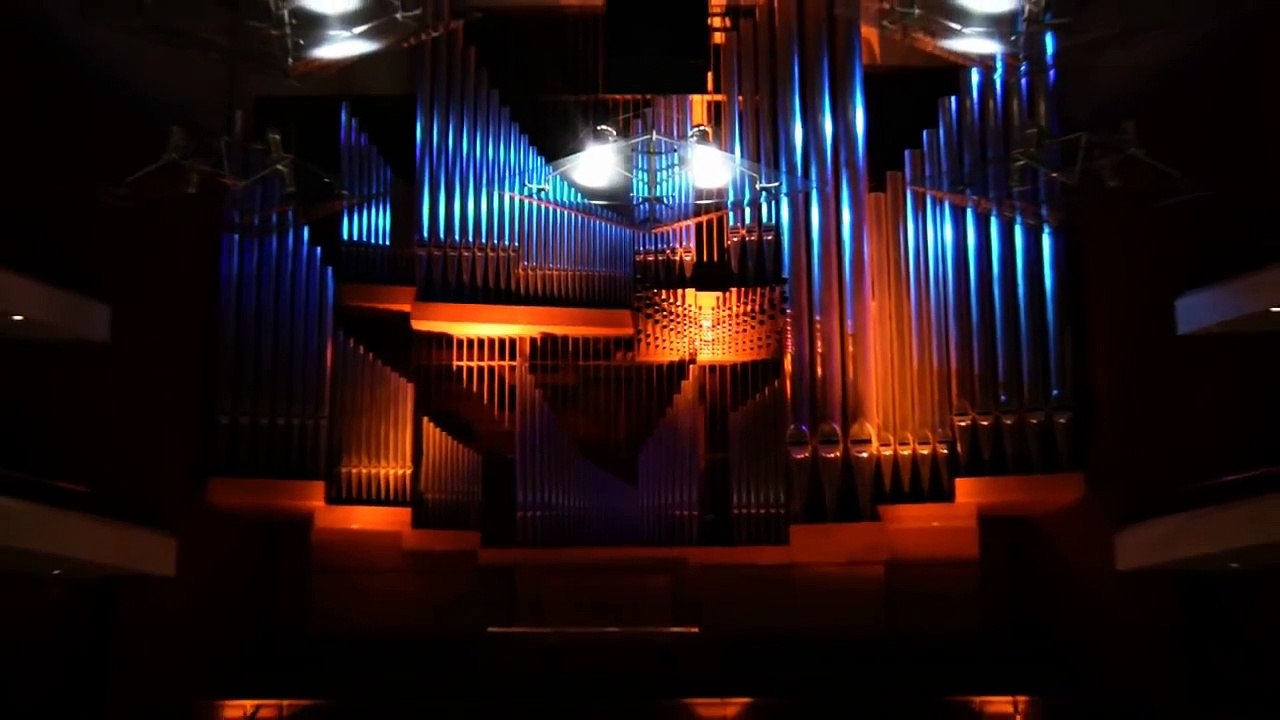 BACH - TOCCATA & FUGUE IN D MINOR - JONATHAN SCOTT (BRIDGEWATER HALL ORGAN)