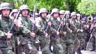 Regimiento Chacabuco desfila cantando en Plaza de Cañete