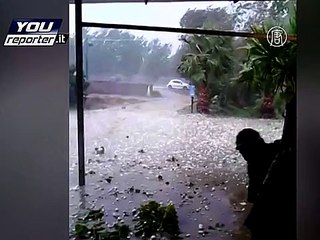 Град размером с мячик выпал в Неаполе