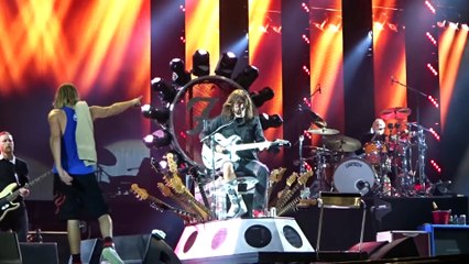 Télécharger la video: The Foo Fighters played with Queen and Led Zeppelin - Foo Fighters, Under Pressure, John Paul Jones, Roger Taylor, Milton Keynes 2015