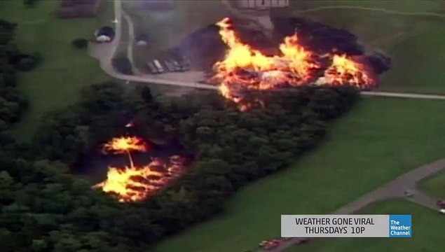 Tornade de feu créée lors de l'incendie d'une usine de Whisky frappé par la foudre.