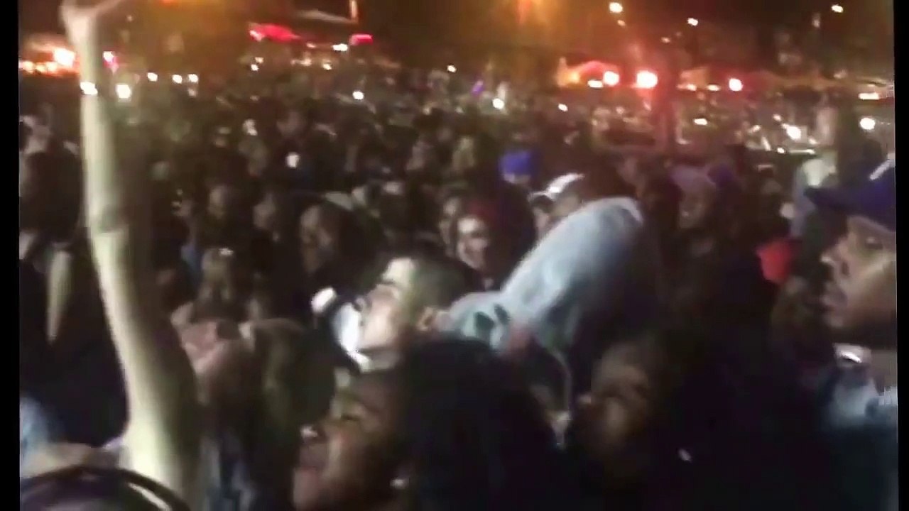 Jay-Z hidden in the crowd sings along to Beyonce’s Concert at ‘Made In America’ Festival