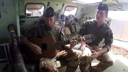 Скачать видео: Des soldats français ont écrit une chanson magique au sujet de leur mission en afrique : émouvant!