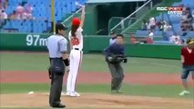 Korean Actress Han Hye jin throws a great first pitch 한혜진 시구