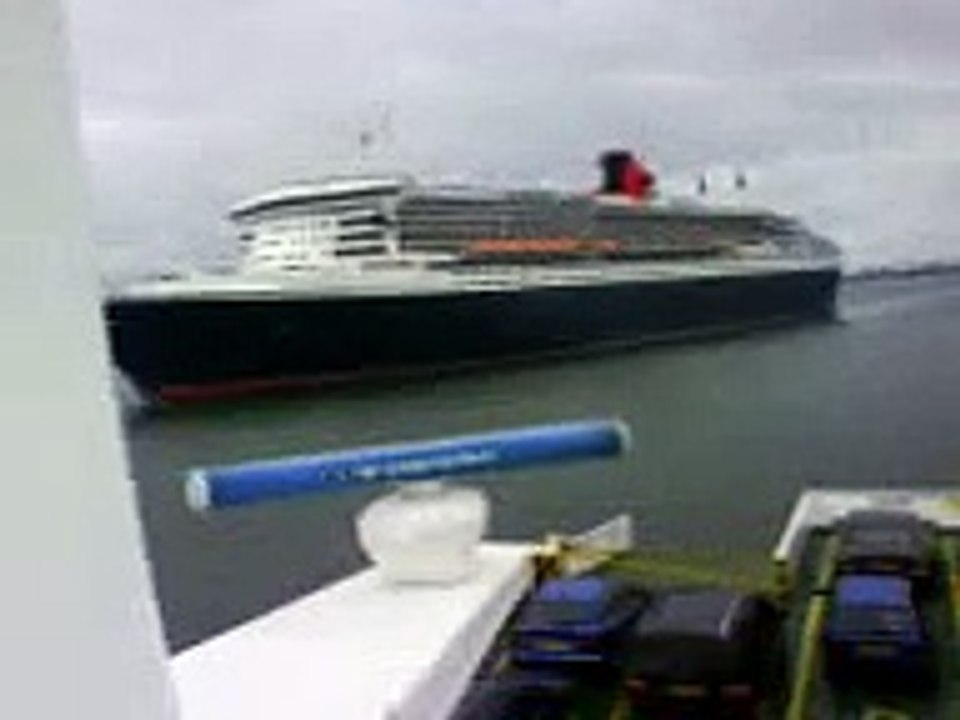 Queen Mary leaving Southampton Aug 2008. Sounds horn.