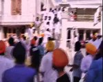 Sikh groups clash with swords at India Golden Temple