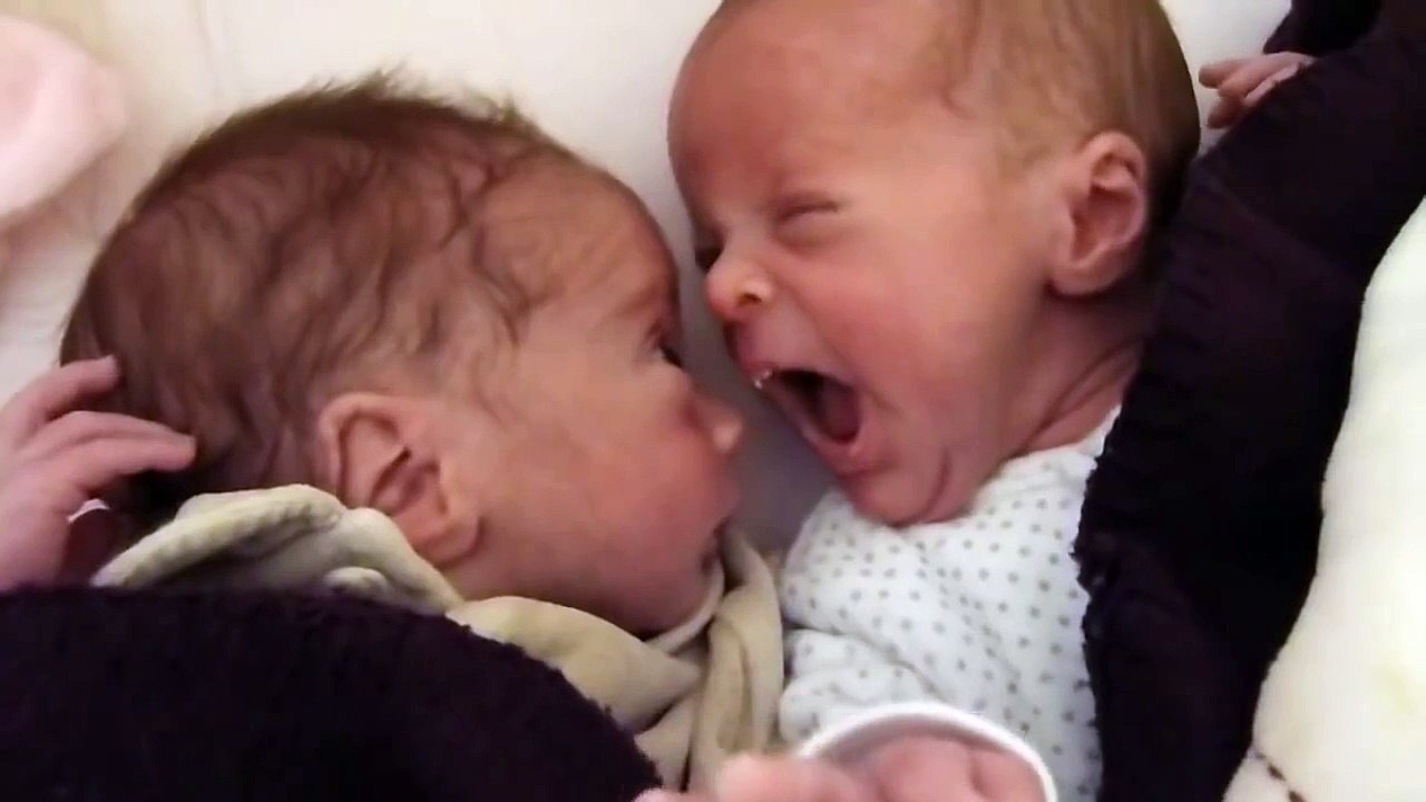 Bébé qui rigole (Méryll tête le nez de son frère Gabriel) - video ...