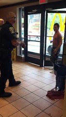 Cet homme se fait taser 3 fois par la police en plein milieu d'un McDonald's