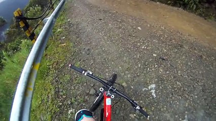 Il s'élance en VTT dans le vide pour faire un basejump...mais son parachute ne s'ouvre pas