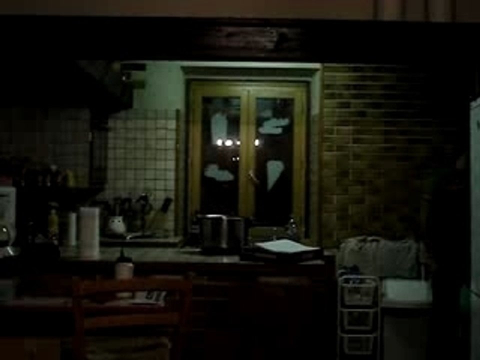 Momo ki descend les escaliers