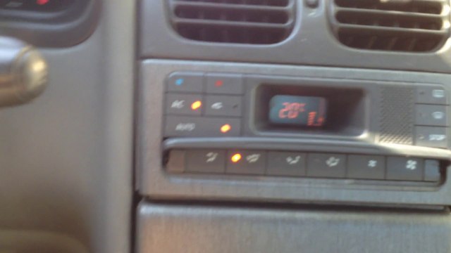 Comment changer l'ampoule de la console de clim sur Renault Laguna 1