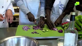 Kochen mit Franz und Moses - Kochkurs für Flüchtlinge aus dem Senegal - Bayerisches Dreigangmenüg