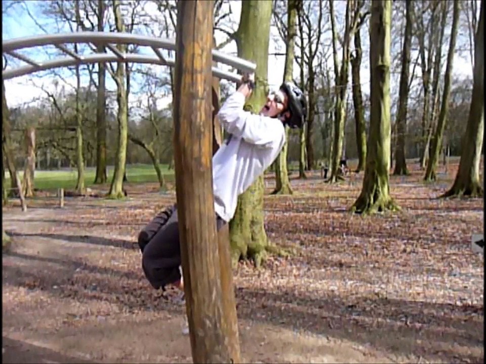 Anciennes videos de sport, traction et brachiation dans le bois de la cambre plus passage a l'annee 2015 et nage dans l'ocean a 13 degres et la nouvelle pataugeoire de palistou