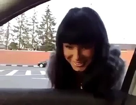 Incredibile l'effetto che fa la musica su questa ragazza