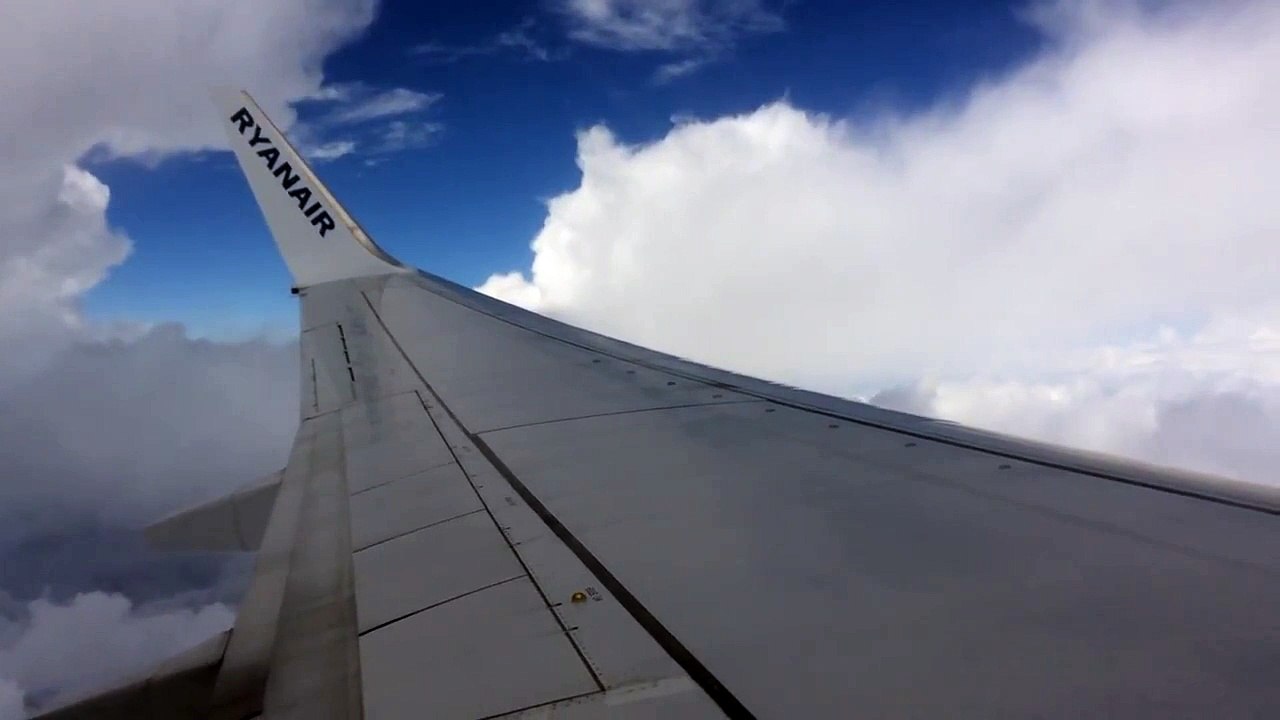 Ryanair - 737-800 after takeoff Malaga Airport in Heavy Rain Sept 2015 (2/2)