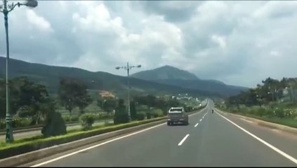 Biker Việt nam lái CBR 1000 chay trên cao tốc đà lạt