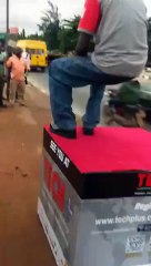 Cet homme dans une position bizarre