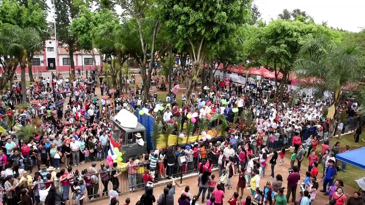 Geld-Regen bringt Segen: Scheine vom Kirchturm