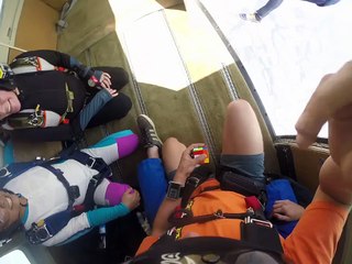 Résoudre un Rubik's cube pendant un saut en chute libre