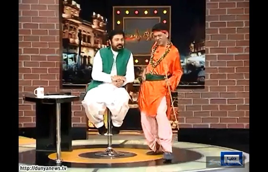 Jogi Baba And USA Girl Singing Attaullah Esakhelvi song Mazaq raat 2015